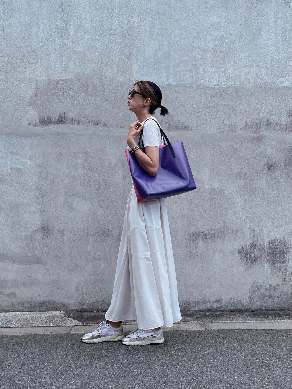 ホワイト系のTシャツ/カットソー、ホワイト系のスカート、ピンク系のトートバッグを着用したレディースの夏コーディネートの2枚目の写真