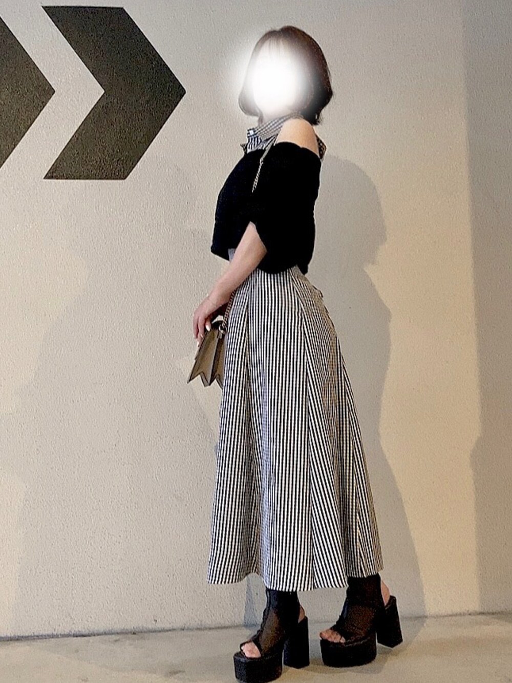 ブラック系のワンピース/ドレス、ブラック系のワンピース/ドレス、グレー系のバッグを着用したレディースの夏コーディネートの2枚目の写真