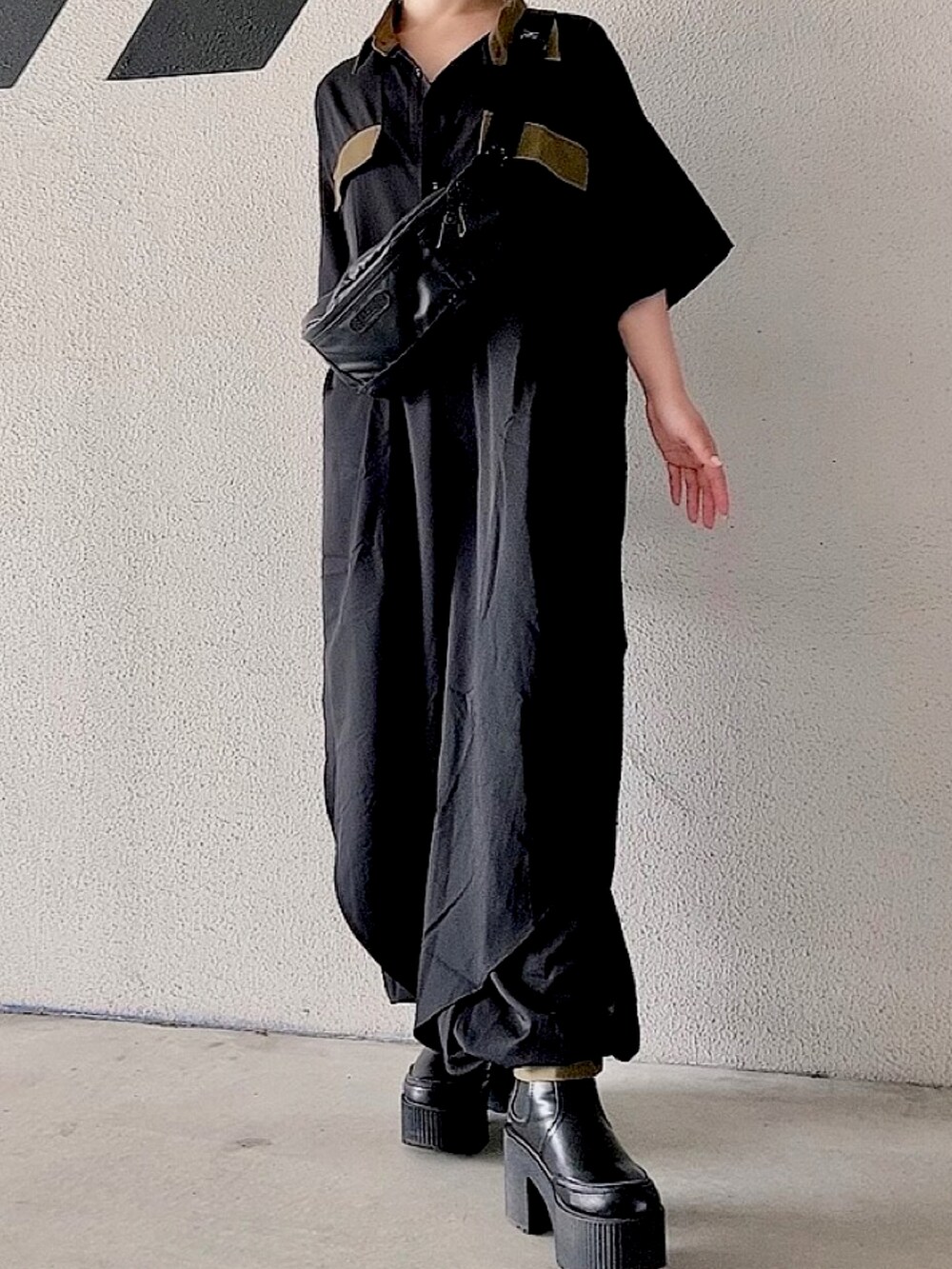 ブラック系のブーツ、ブラック系のオールインワン・サロペットを着用したレディースの春コーディネートの2枚目の写真