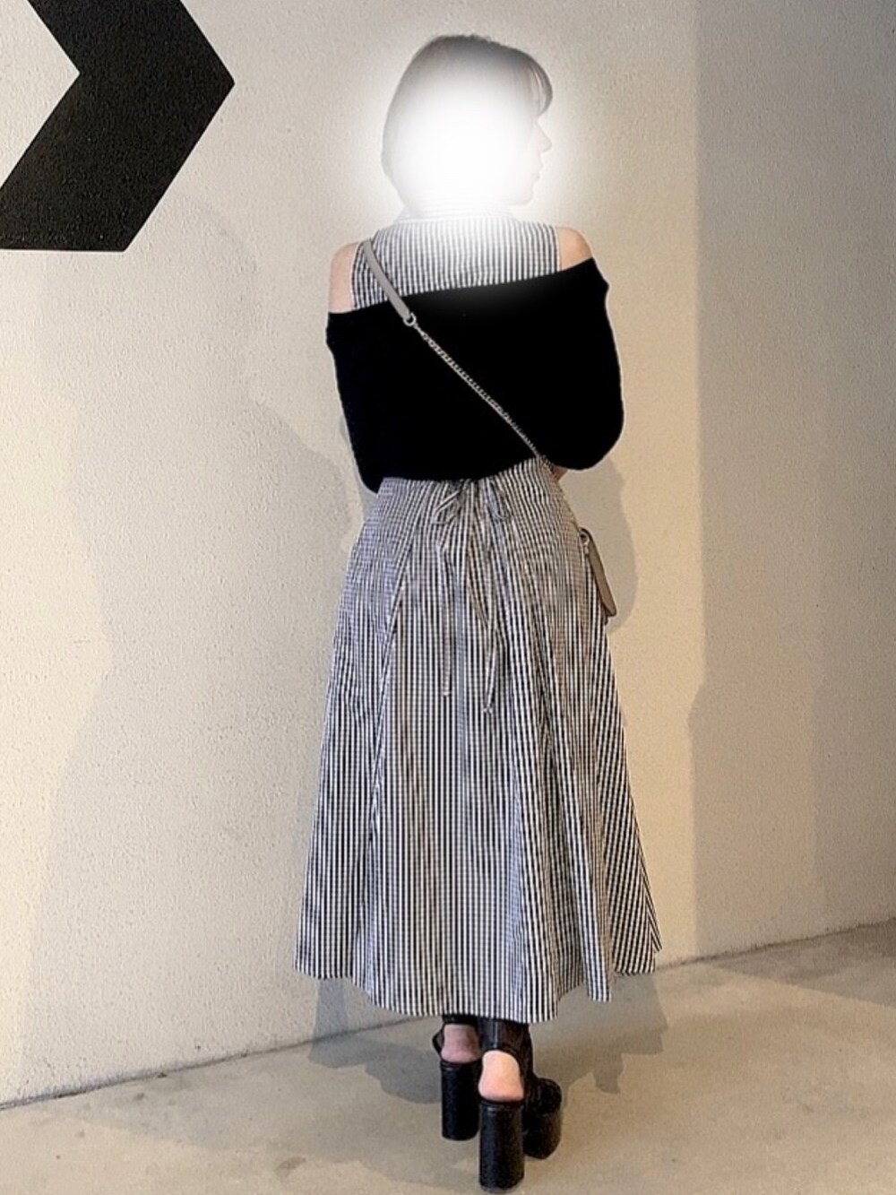 ブラック系のワンピース/ドレス、ブラック系のワンピース/ドレス、グレー系のバッグを着用したレディースの夏コーディネートの3枚目の写真