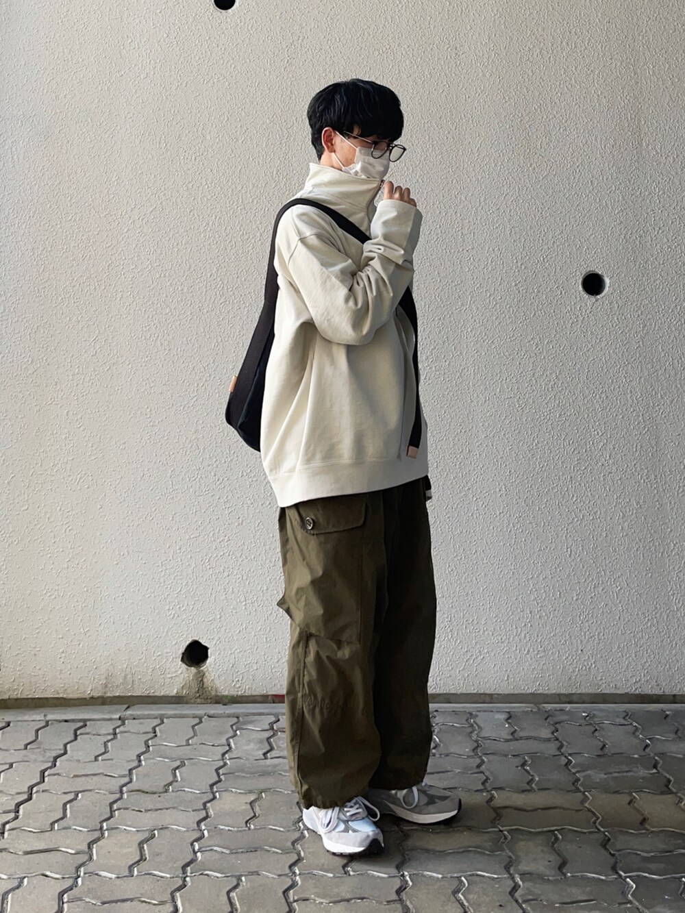 「秋コーデ、きれいめカジュアル、オーバーサイズ、ハーフジップ、カーゴパンツ、メッセンジャーバッグ、newbalance993、NEWBALANCE、FUDGE、mensfudge、CLUEL、CITYBOY、シティーボーイ、お洒落さんとつながりたい、秋ルック紹介するよ」｜「Hender Schemeのアイテム（ショルダーバッグ、ブラック系）」を使った、まえださん（メンズ・170cm）の秋コーディネートの2枚目の写真