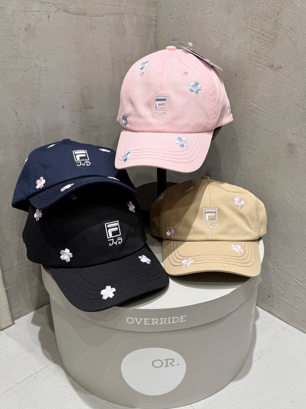 ホワイト系のTシャツ/カットソー、グレー系のデニムパンツ、ホワイト系のスニーカーを着用したレディースの春コーディネートの7枚目の写真