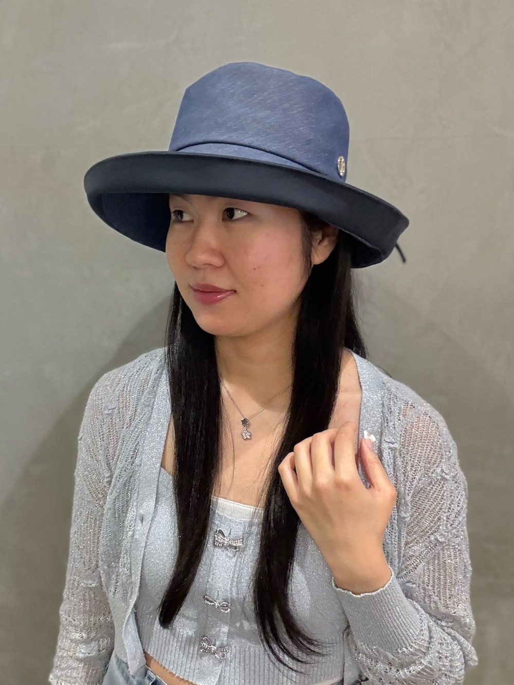 ブルー系のカーディガン/ボレロ、ブルー系のベスト、ブルー系のデニムパンツを着用したレディースの夏コーディネートの4枚目の写真