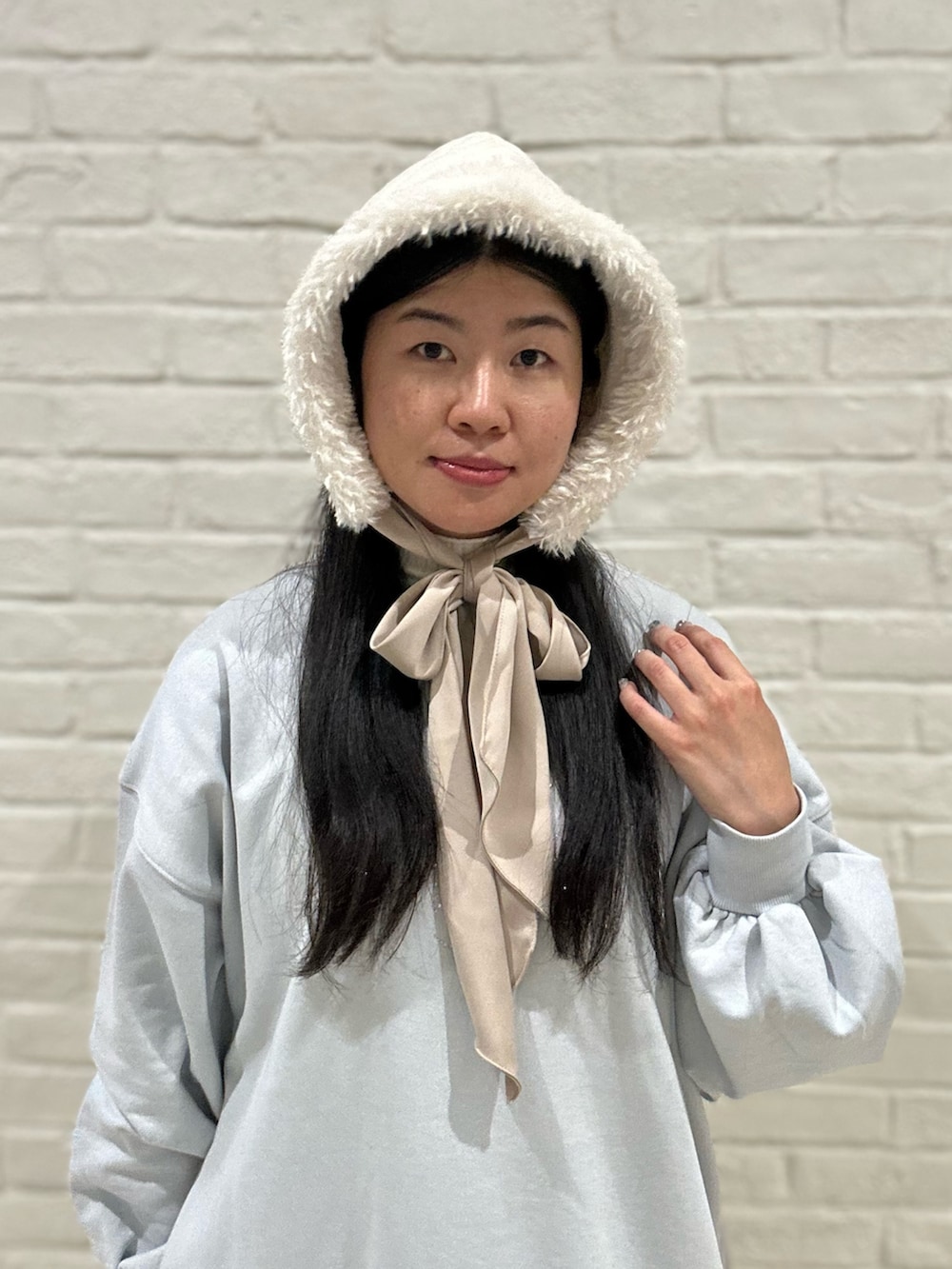 ブルー系のTシャツ/カットソー、ホワイト系のスカート、ホワイト系のスニーカーを着用したレディースの冬コーディネートの2枚目の写真