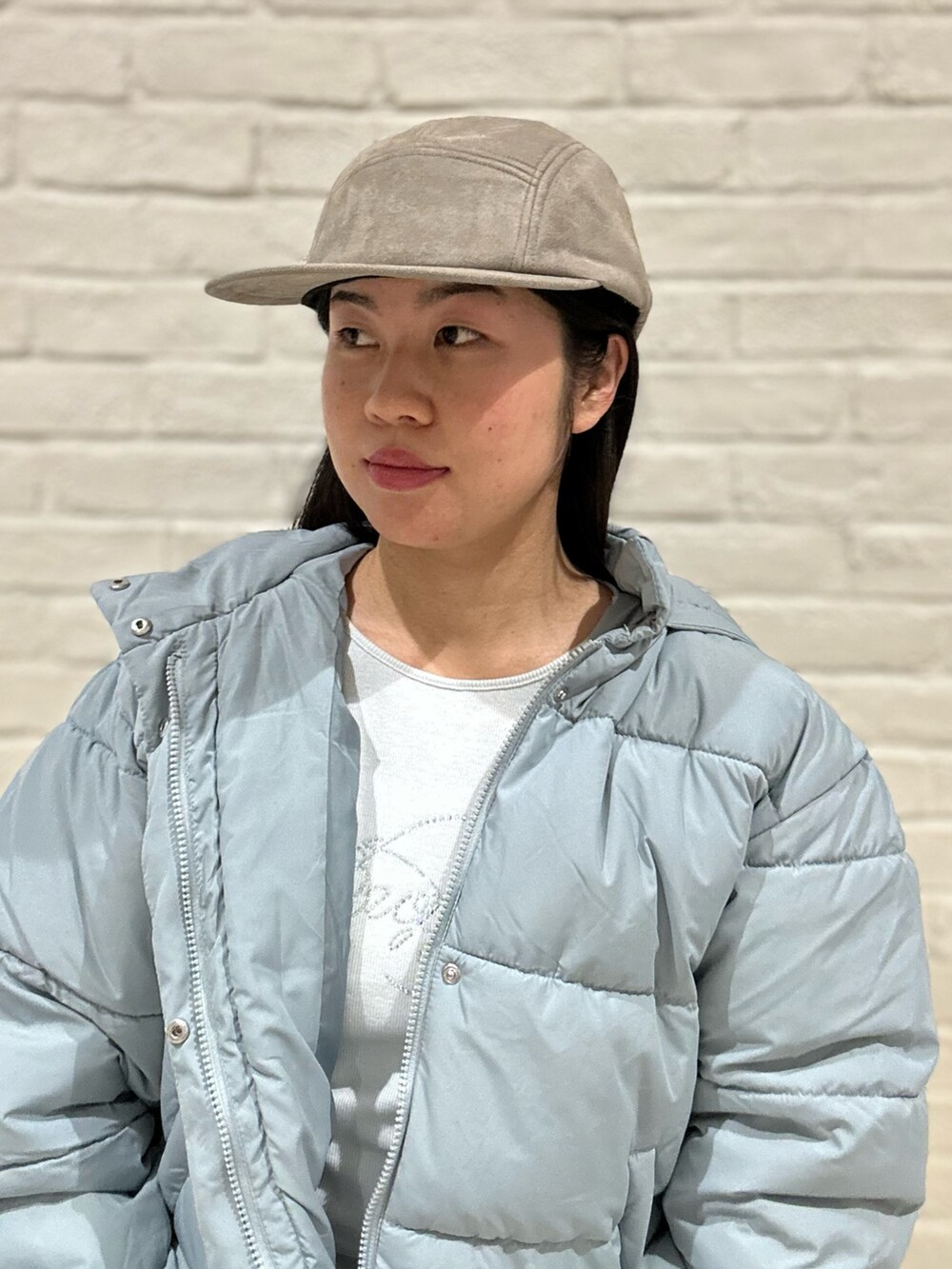 ブルー系のダウンジャケット/コート、ブルー系のTシャツ/カットソー、ブルー系のデニムパンツを着用したレディースの冬コーディネートの4枚目の写真