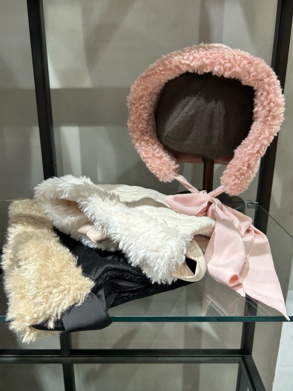 ブルー系のTシャツ/カットソー、ホワイト系のスカート、ホワイト系のスニーカーを着用したレディースの冬コーディネートの9枚目の写真