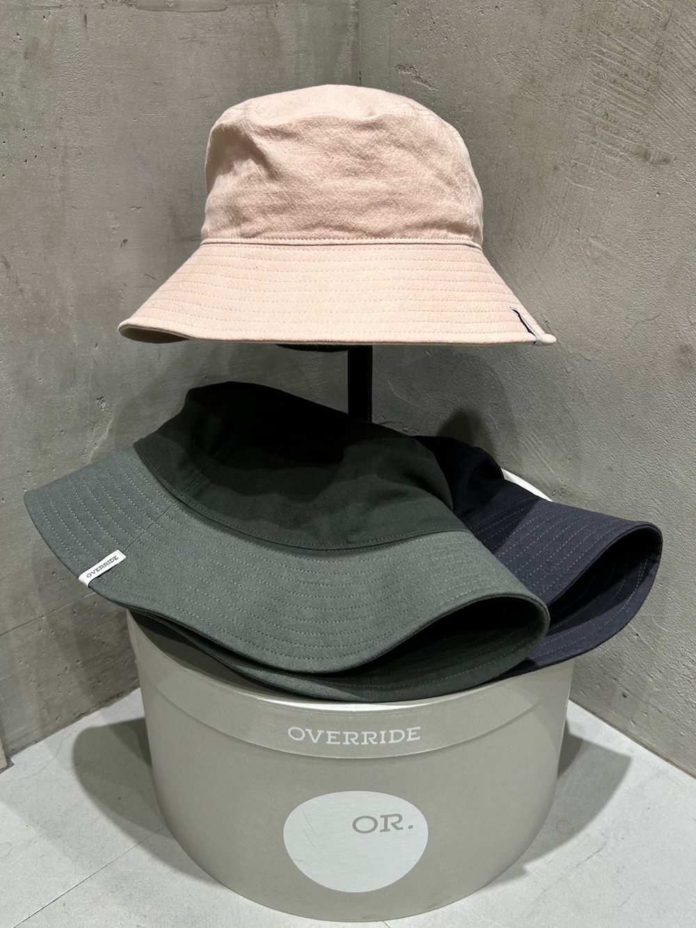 ブルー系のシャツ/ブラウス、ブルー系のデニムパンツ、ブラック系のローファーを着用したレディースの冬コーディネートの7枚目の写真