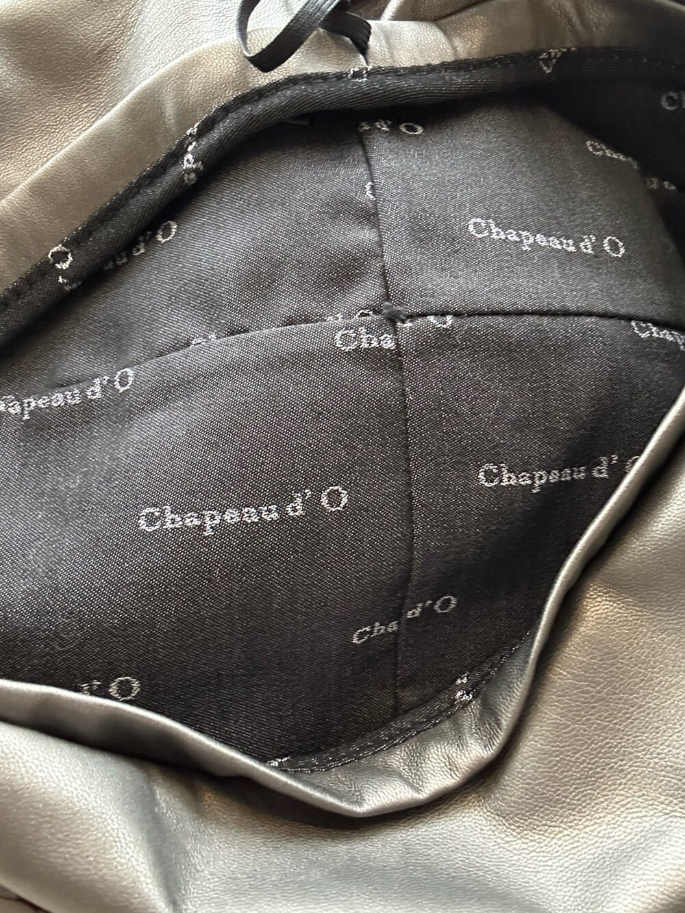 ベージュ系のニット/セーター、ホワイト系のトップス、ブラック系のスラックスを着用したレディースの秋コーディネートの7枚目の写真