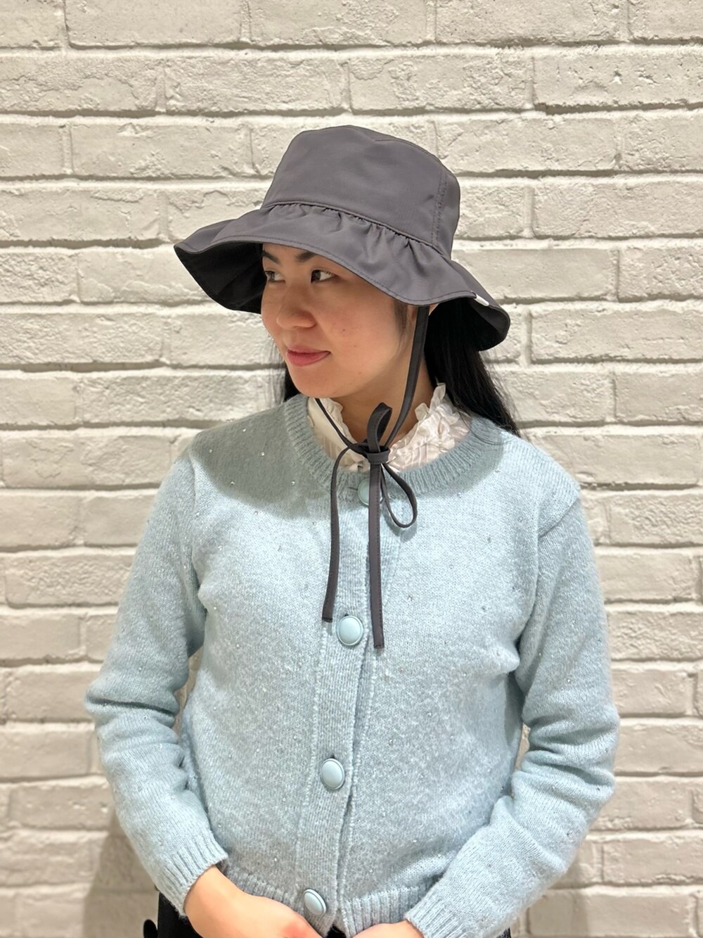 「カーディガン、ブラウス、お出かけコーデ、ショートパンツ、フレンチガーリー、ガーリー、春コーデ、骨格ストレート、ブラック、ブルー、ブラックコーデ、ブルーコーデ、リボン、ハット、フリル」｜「OVERRIDEのOVERRIDE GABARDINE TUCK HAT SG（ハット、グレー系）」を使った、.*Shiori*.さん（レディース・163cm）の春コーディネートの3枚目の写真