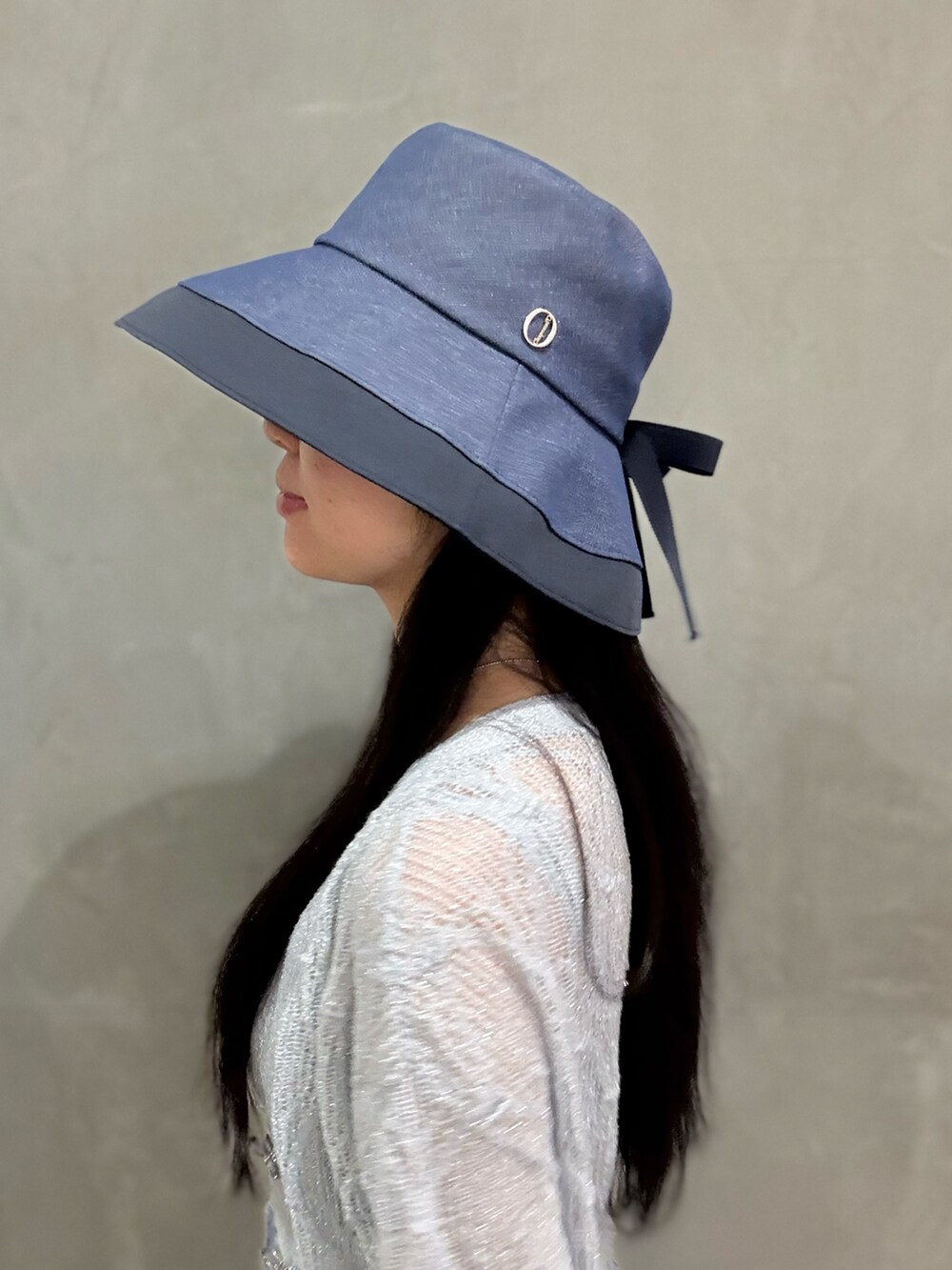 ブルー系のカーディガン/ボレロ、ブルー系のベスト、ブルー系のデニムパンツを着用したレディースの夏コーディネートの3枚目の写真