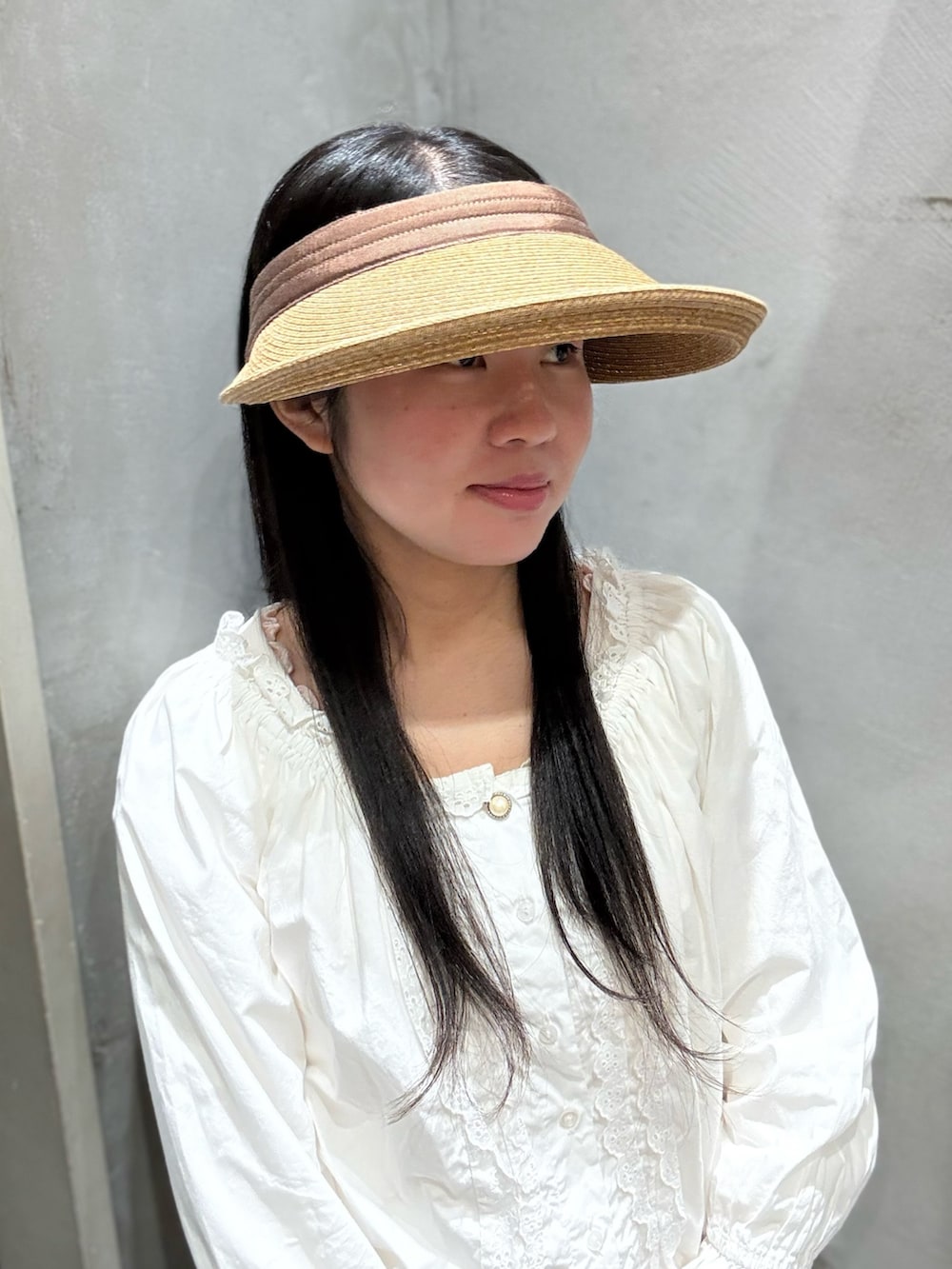 ホワイト系のシャツ/ブラウス、ホワイト系のスカート、ブラック系のスニーカーを着用したレディースの春コーディネートの3枚目の写真