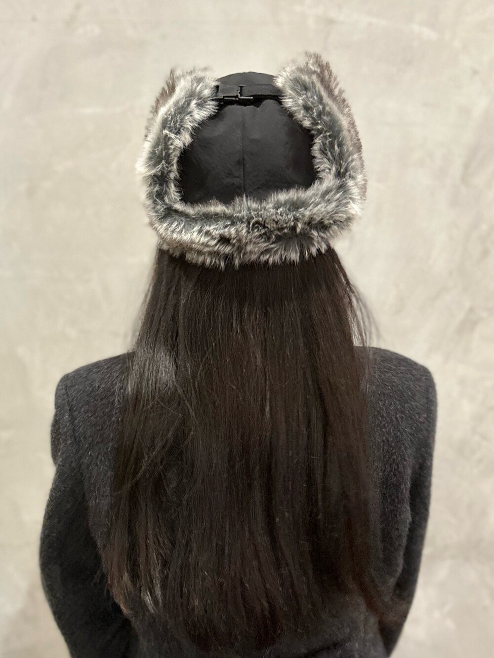 グレー系のジャケット/アウター、グレー系のニット/セーター、パープル系のデニムパンツを着用したレディースの冬コーディネートの3枚目の写真