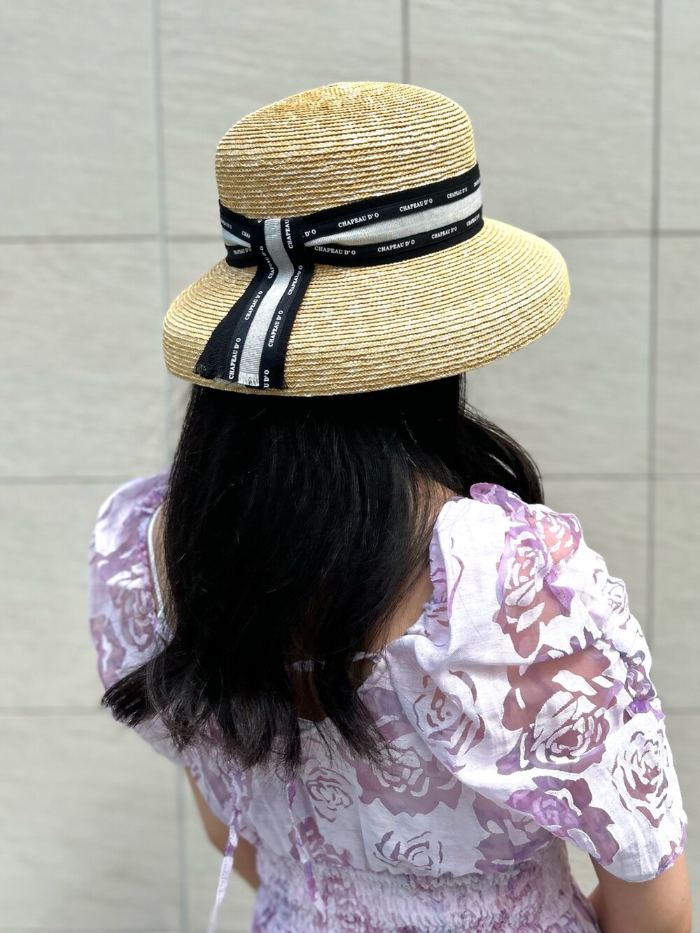 「夏コーデ、ワンピース、フェミニン、お出かけコーデ、キレイめ、大人かわいい、麦わら帽子、ガーリー、大人ガーリー、ピンク、リボン、ストローハット、帽子、パープル、花柄」｜「Chapeau d' OのChapeau d' O  Straw-B Casablanca Logo / シャポードオー（ハット、ブラック系）」を使った、.*Shiori*.さん（レディース・163cm）の夏コーディネートの3枚目の写真