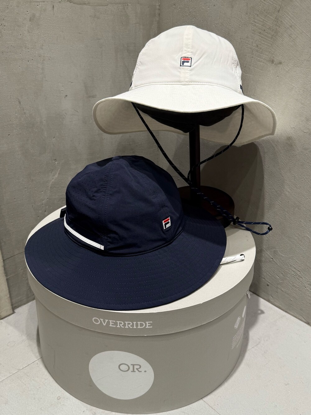 「カジュアル、カジュアルコーデ、カジュアルガーリー、ガーリー、スポーツミックス、スポーティ、レイヤードスタイル、春コーデ、ハット、ネイビー×ホワイト、ネイビー、ホワイト、ポロシャツ、シャツ、デニムパンツ」｜「FILAのFILA  WATER REPELLENT METRO HAT / フィラ（ハット、ブルー系）」を使った、.*Shiori*.さん（レディース・163cm）の夏コーディネートの7枚目の写真