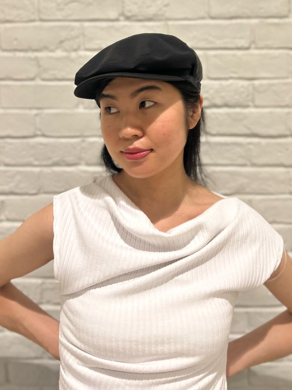 「プチプラ、夏コーデ、初秋コーデ、白Tシャツ、リネン、モノトーン、お出かけコーデ、モード、マニッシュ、ハンチング、プリーツスカート、スカート、シルバー、ホワイト、ブラック」｜「arthのarth LEATHER COMBI HUNTING / アース（ハンチング/ベレー帽、ブラック系）」を使った、.*Shiori*.さん（レディース・163cm）の夏コーディネートの2枚目の写真