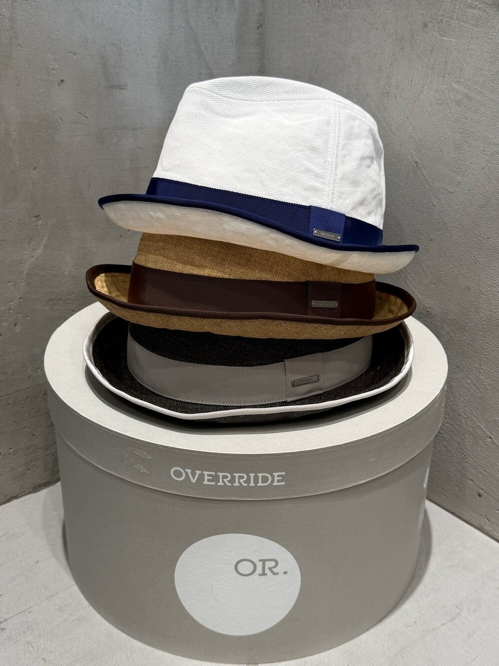 ホワイト系のニット/セーター、ブルー系のスラックス、ブルー系のスニーカーを着用したレディースの夏コーディネートの4枚目の写真