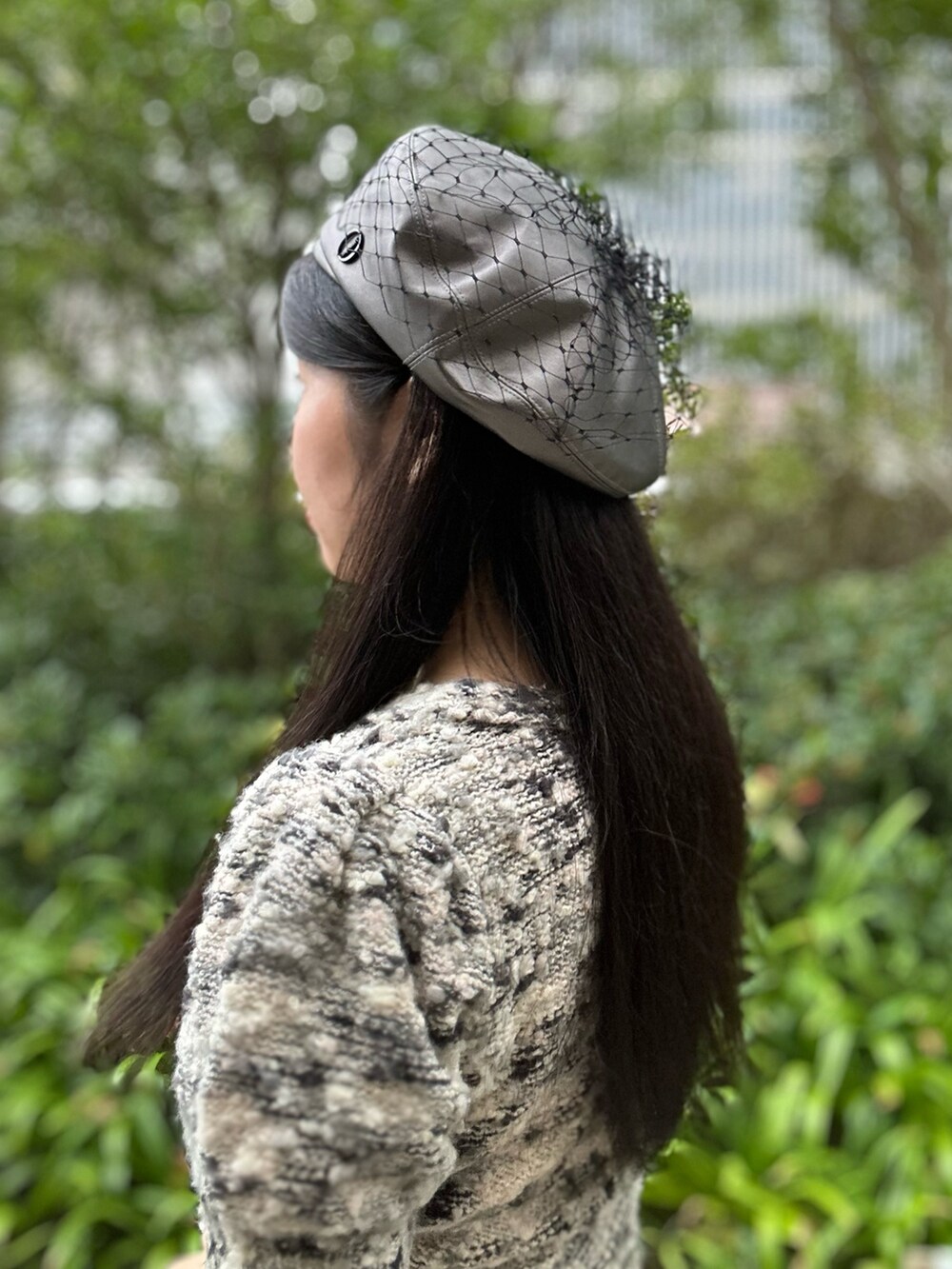 ベージュ系のニット/セーター、ホワイト系のトップス、ブラック系のスラックスを着用したレディースの秋コーディネートの3枚目の写真