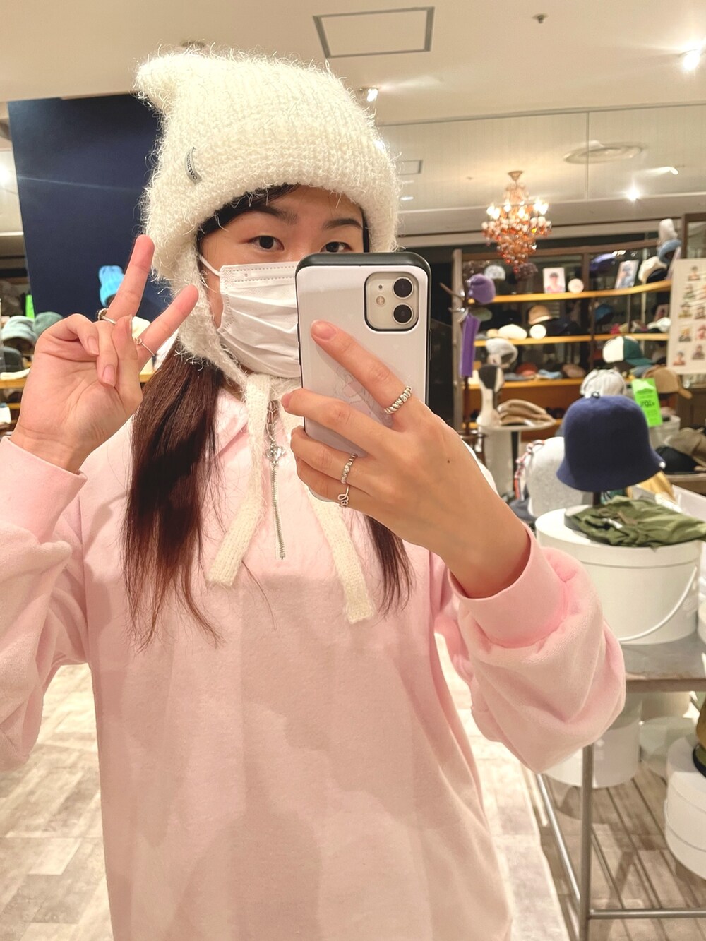 「帽子、ニット帽、耳付き帽子、ネコミミ、韓国ファッション、ニット、レザー、ハーフジップ、秋冬コーデ、ブーツスタイル、ストリート、ガーリー、スウェットパンツ、ピンク、ホワイト」|「OVERRIDEのOVERRIDE KNIT FLUFFY CAT GUIDE(ニットキャップ/ビーニー、ホワイト系)」を使った、.*Shiori*.さん(レディース・163cm)の秋コーディネートの2枚目の写真