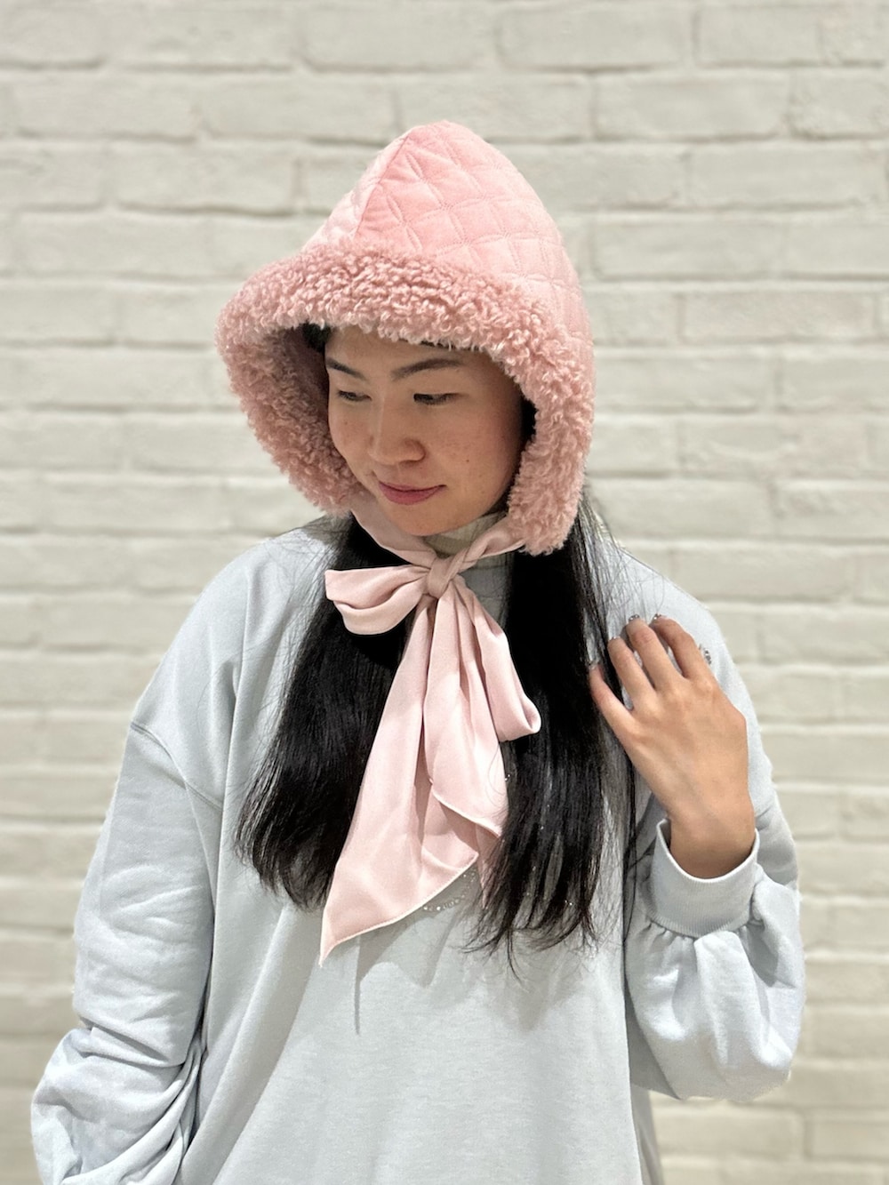 ブルー系のTシャツ/カットソー、ホワイト系のスカート、ホワイト系のスニーカーを着用したレディースの冬コーディネートの7枚目の写真