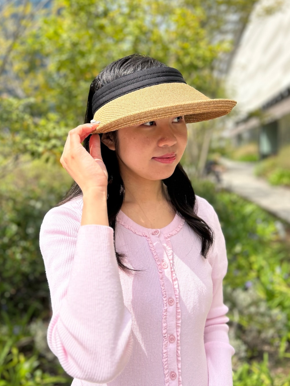 「春夏コーデ、ワンピース、パステルカラー、フリル、フェミニン、大人かわいい、大人ガーリー、ピンク、ピンクコーデ、サンバイザー、キレイめ、オーガンジー、バレエシューズ、フラワープリント、カーディガン」｜「arthの【arth】arth Paper Clip Visor（サンバイザー、ベージュ系）」を使った、.*Shiori*.さん（レディース・163cm）の春コーディネートの3枚目の写真