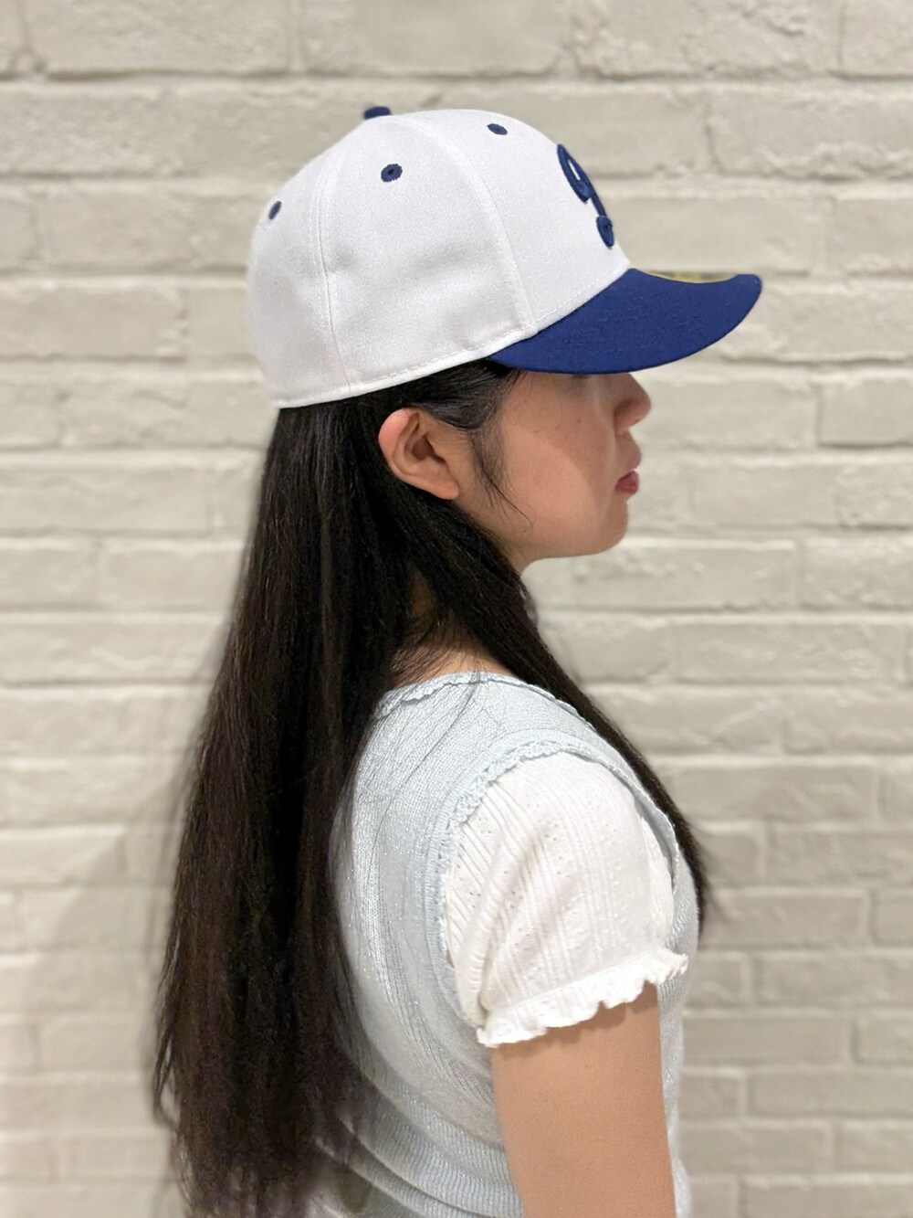 ホワイト系のTシャツ/カットソー、ブルー系のタンクトップ、ブルー系のスカートを着用したレディースの夏コーディネートの4枚目の写真