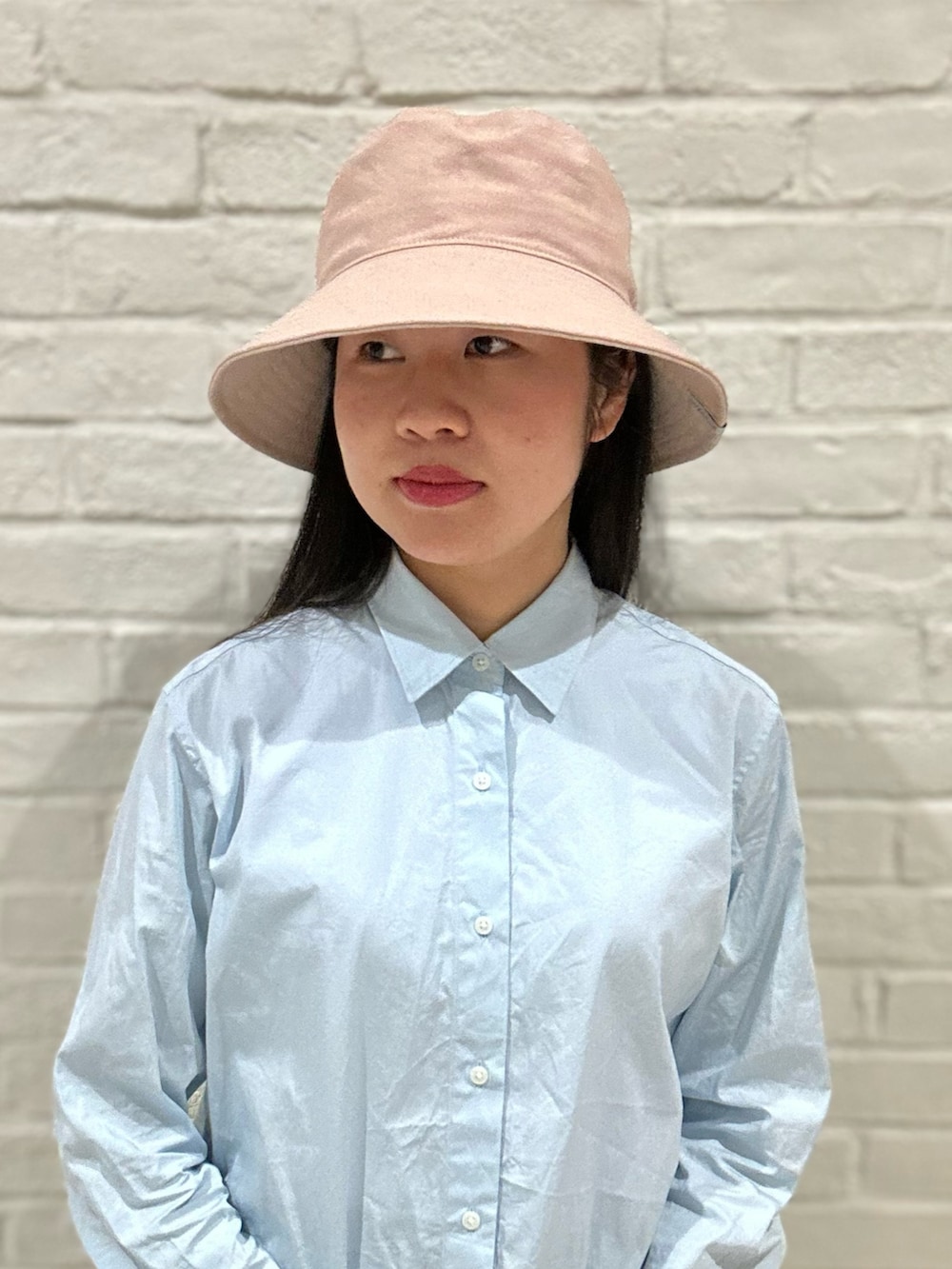 ブルー系のシャツ/ブラウス、ブルー系のデニムパンツ、ブラック系のローファーを着用したレディースの冬コーディネートの2枚目の写真