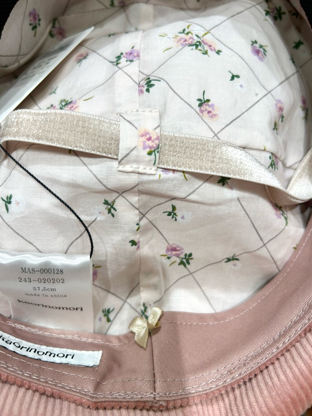 ホワイト系のトップス、ホワイト系のスカート、ブラック系のローファーを着用したレディースの秋コーディネートの6枚目の写真