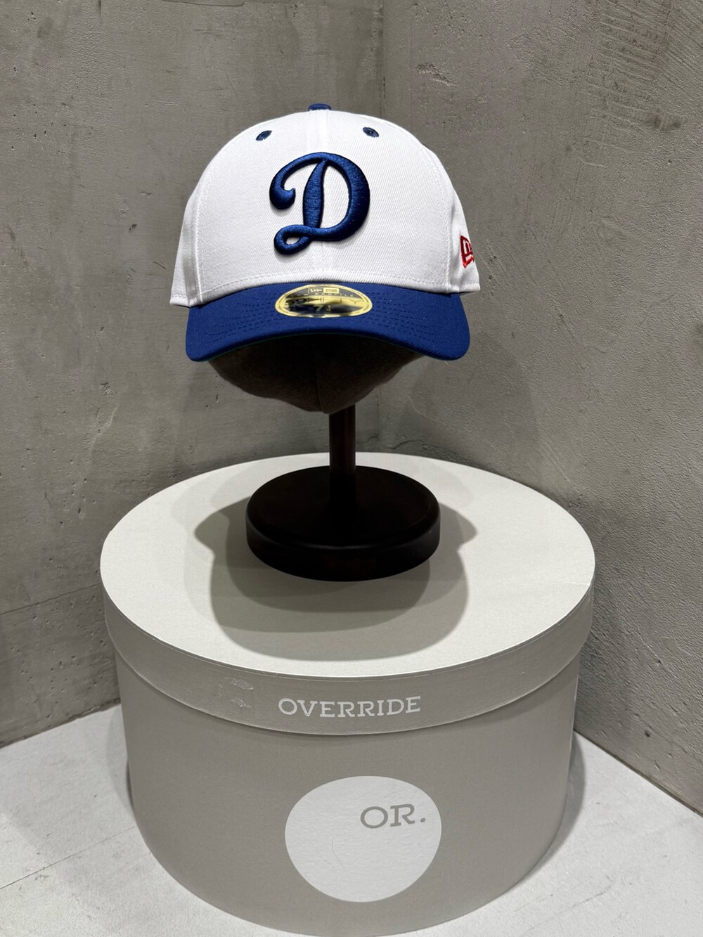 ホワイト系のTシャツ/カットソー、ブルー系のタンクトップ、ブルー系のスカートを着用したレディースの夏コーディネートの6枚目の写真