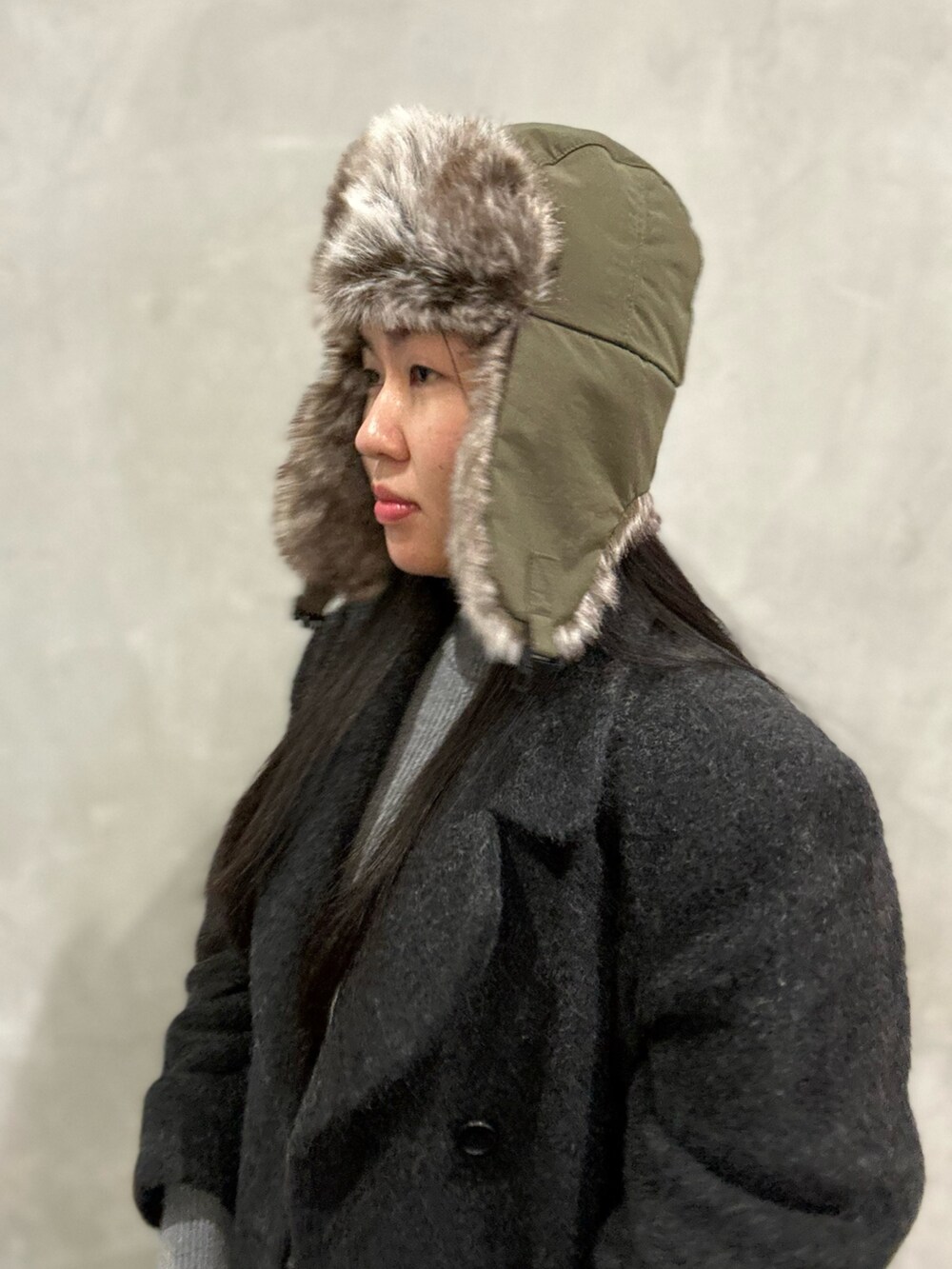 グレー系のジャケット/アウター、グレー系のニット/セーター、パープル系のデニムパンツを着用したレディースの冬コーディネートの8枚目の写真