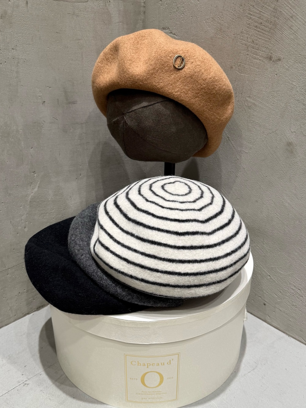 ピンク系のTシャツ/カットソー、ピンク系のカーディガン/ボレロ、グレー系のスカートを着用したレディースの秋コーディネートの5枚目の写真