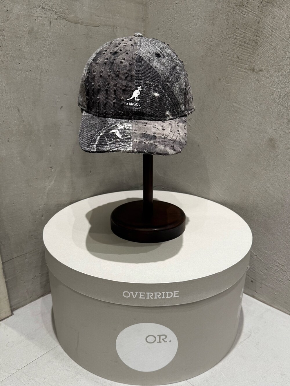 グレー系のマウンテンパーカー、ホワイト系のデニムパンツ、ブラック系のローファーを着用したレディースの夏コーディネートの4枚目の写真