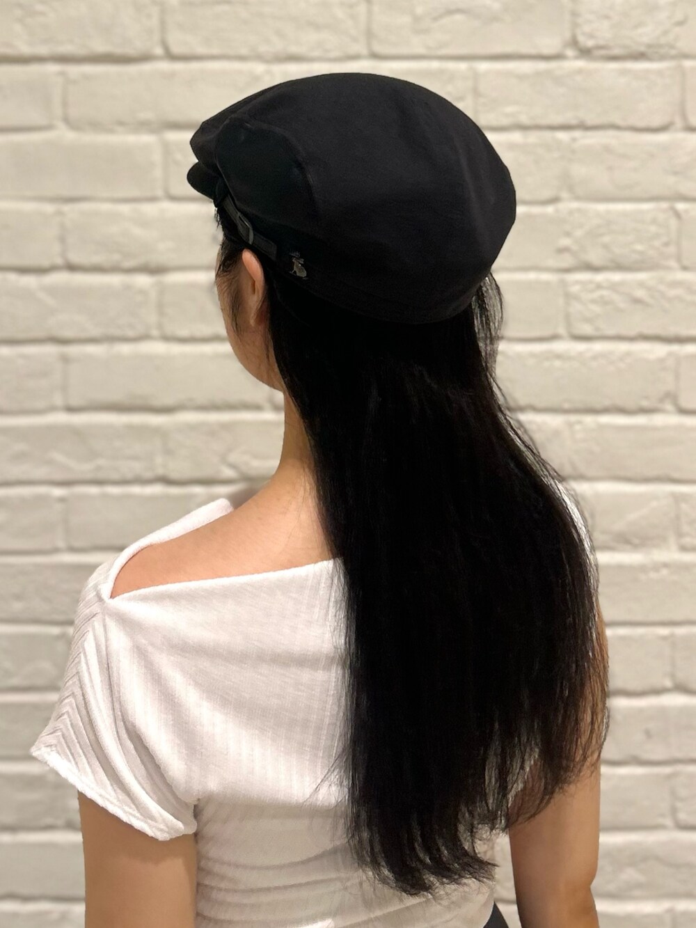 「プチプラ、夏コーデ、初秋コーデ、白Tシャツ、リネン、モノトーン、お出かけコーデ、モード、マニッシュ、ハンチング、プリーツスカート、スカート、シルバー、ホワイト、ブラック」｜「arthのarth LEATHER COMBI HUNTING / アース（ハンチング/ベレー帽、ブラック系）」を使った、.*Shiori*.さん（レディース・163cm）の夏コーディネートの3枚目の写真