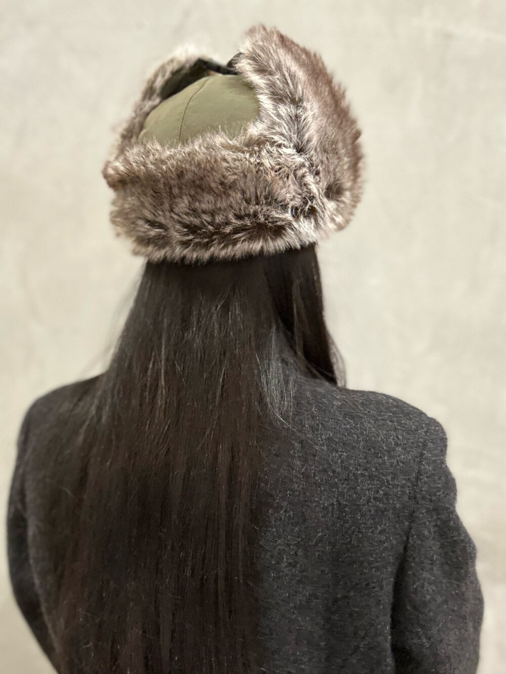 グレー系のジャケット/アウター、グレー系のニット/セーター、パープル系のデニムパンツを着用したレディースの冬コーディネートの7枚目の写真