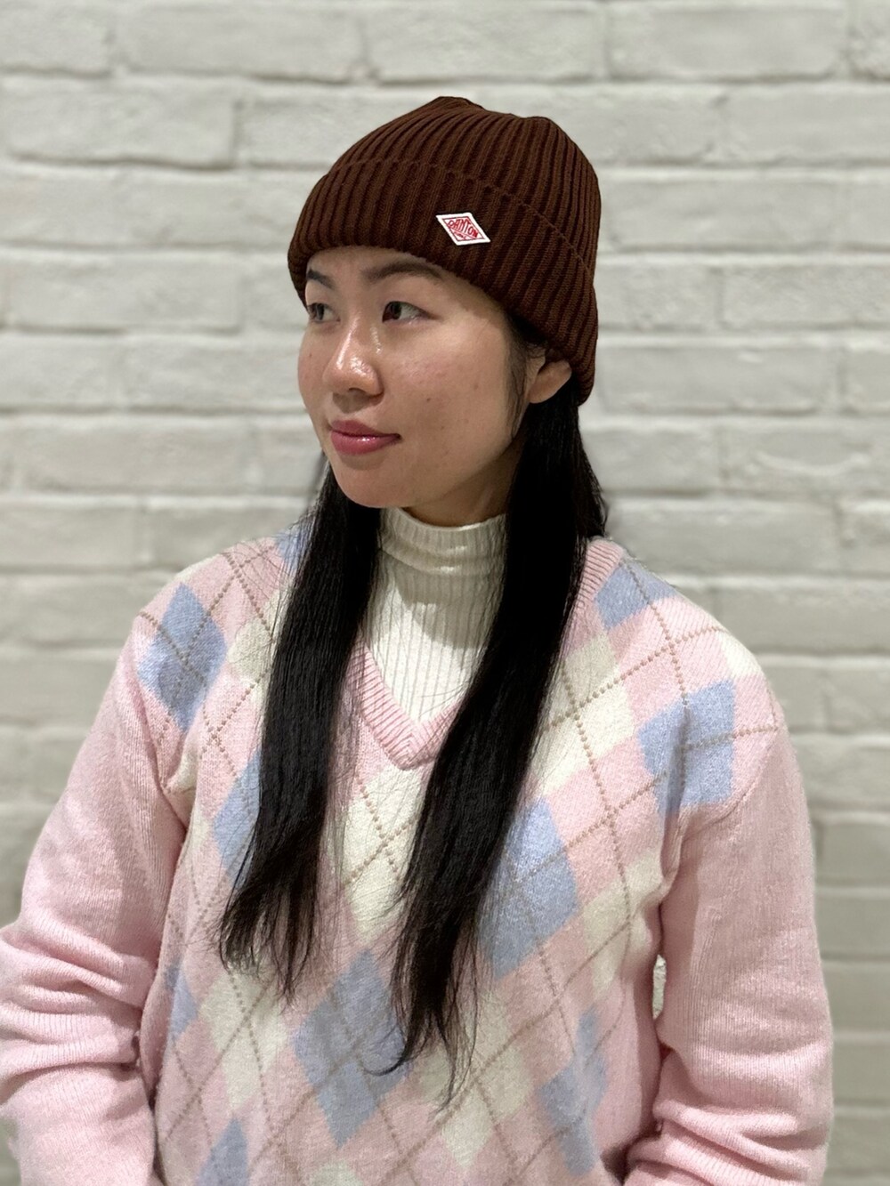 ホワイト系のニット/セーター、ピンク系のニット/セーター、ブルー系のデニムパンツを着用したレディースの冬コーディネートの4枚目の写真