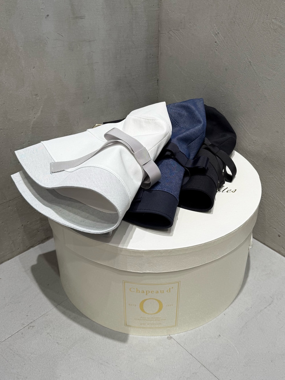 ブルー系のカーディガン/ボレロ、ブルー系のベスト、ブルー系のデニムパンツを着用したレディースの夏コーディネートの6枚目の写真