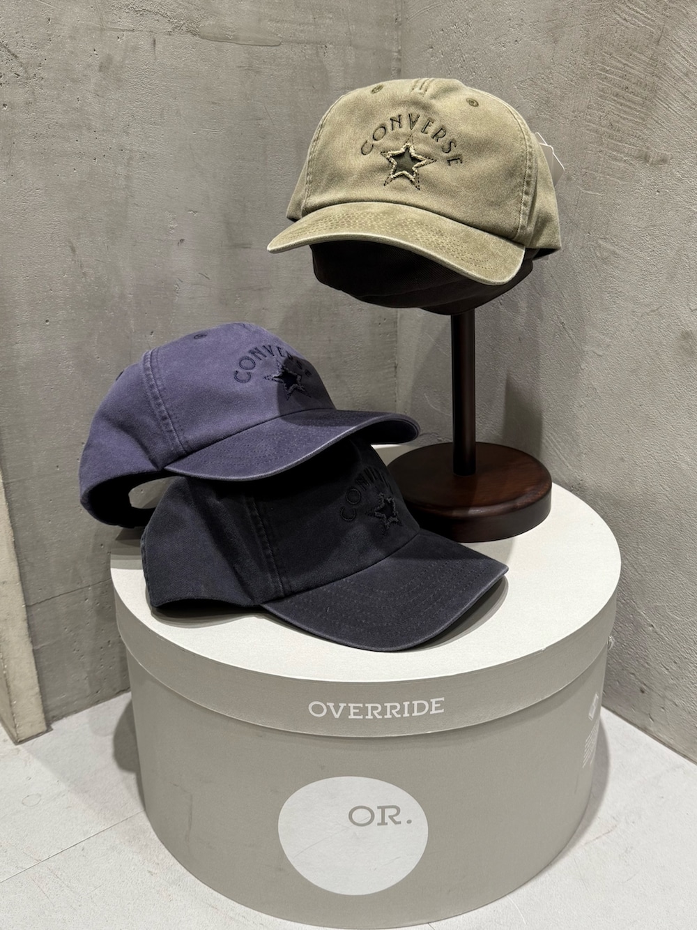 「ガーリー、ガーリーコーデ、ストリート、ストリートMIX、韓国ファッション、モノトーン、スポーツミックス、春夏コーデ、キャップ、ミニスカート、ブラック、グレー、ホワイト、ティアードスカート、ローファー」|「CONVERSEのCONVERSE WASHED TWILL 6P CAP / コンバース(キャップ、ブラック系)」を使った、.*Shiori*.さん(レディース・163cm)の春コーディネートの7枚目の写真