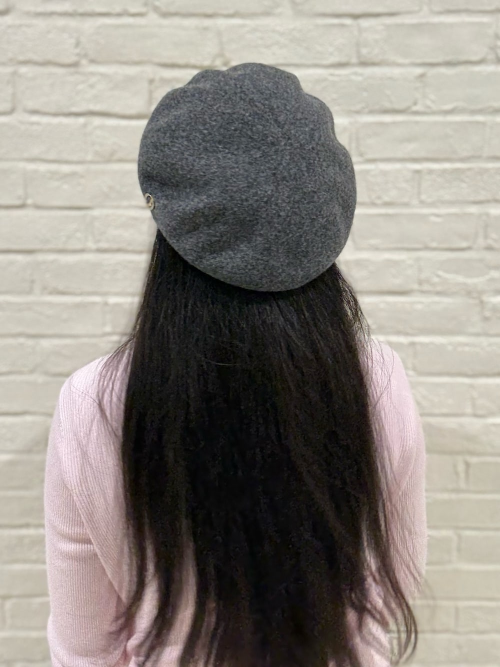 ピンク系のTシャツ/カットソー、ピンク系のカーディガン/ボレロ、グレー系のスカートを着用したレディースの秋コーディネートの4枚目の写真