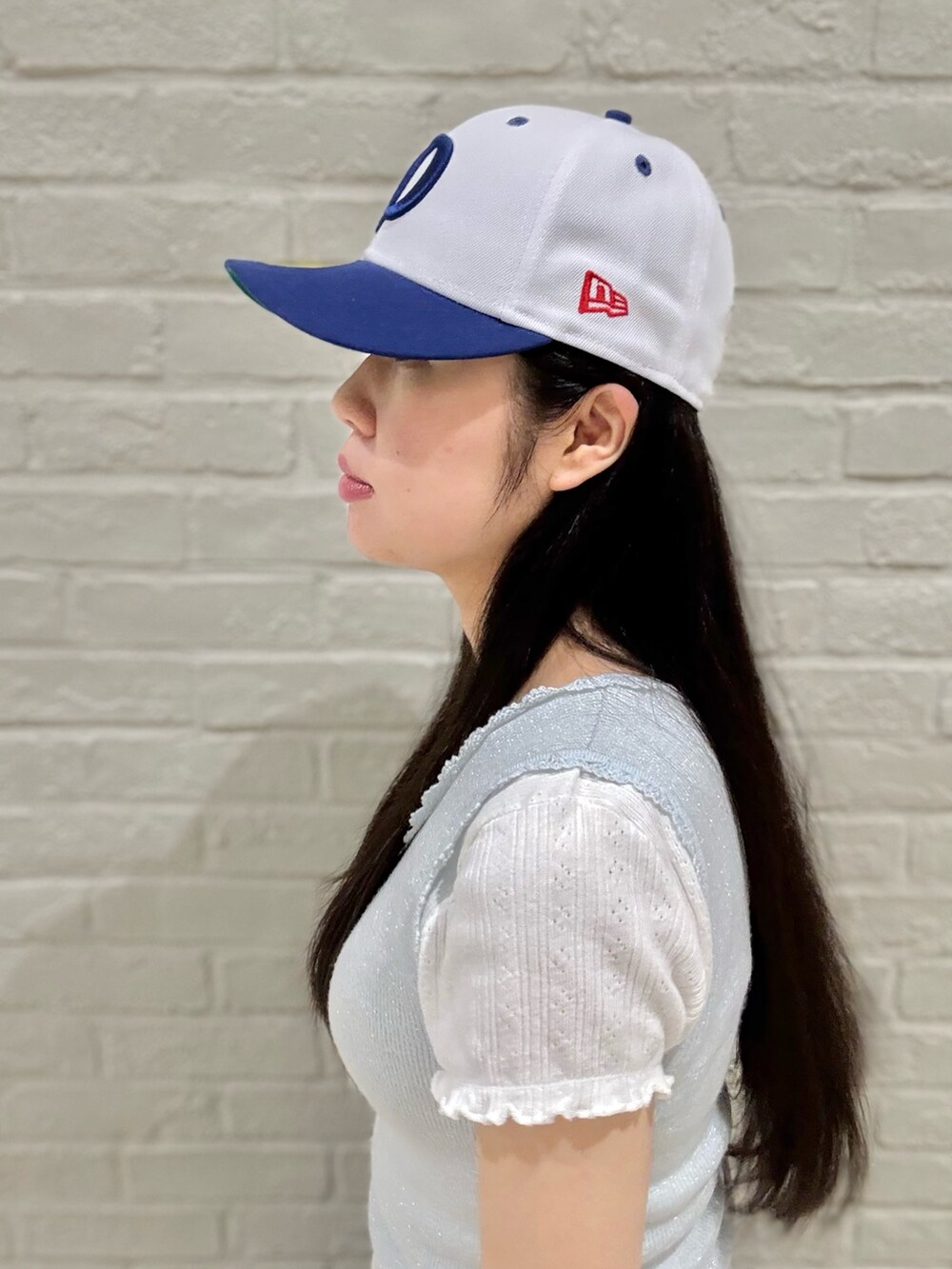 ホワイト系のTシャツ/カットソー、ブルー系のタンクトップ、ブルー系のスカートを着用したレディースの夏コーディネートの3枚目の写真