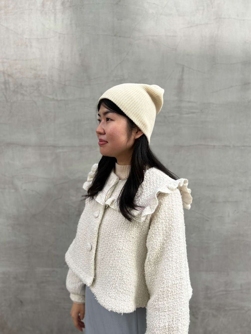 ホワイト系のジャケット/アウター、グレー系のスカート、ホワイト系のバレエシューズを着用したレディースの秋コーディネートの2枚目の写真