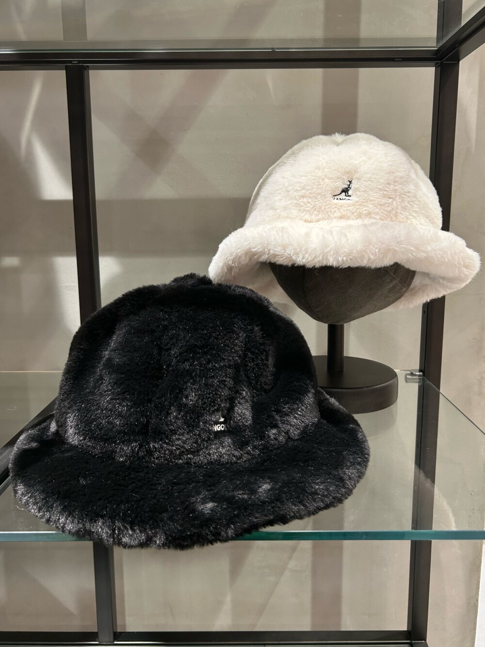 ホワイト系のダウンジャケット/コート、グレー系のニット/セーター、ブルー系のスウェットを着用したレディースの冬コーディネートの6枚目の写真