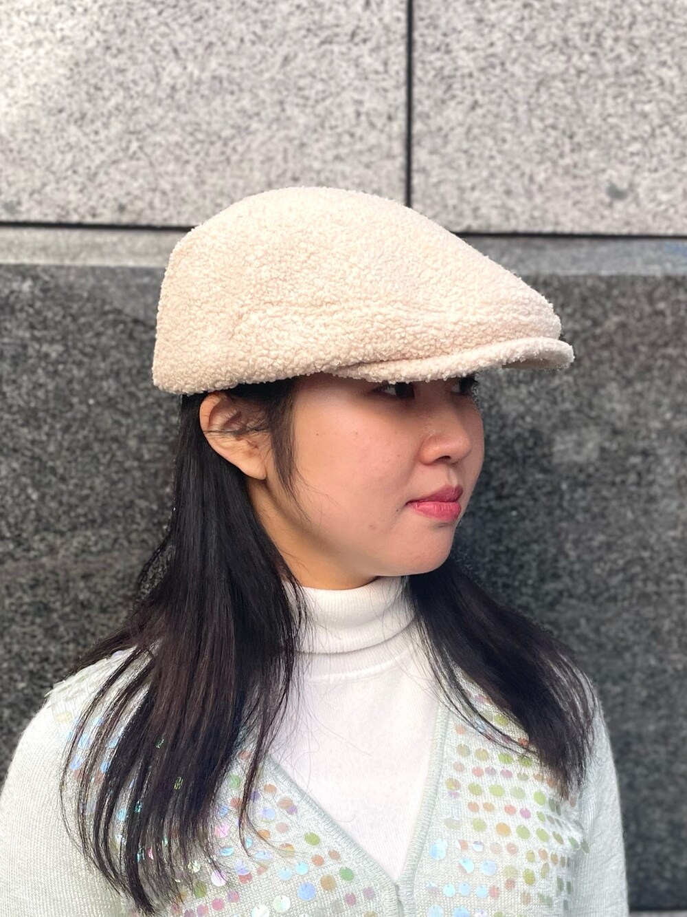 「帽子、帽子コーデ、OVERRIDE、ボア、冬のコーデ、淡色コーデ、シンプル、古着MIX、韓国ファッション、骨格ストレート、大人ガーリー、カーディガン、タートルネック、バレエシューズ、ベージュ」｜「KANGOLのKANGOL SMU Sheep Fur Peeblles（ハンチング/ベレー帽、ホワイト系）」を使った、.*Shiori*.さん（レディース・163cm）の冬コーディネートの2枚目の写真