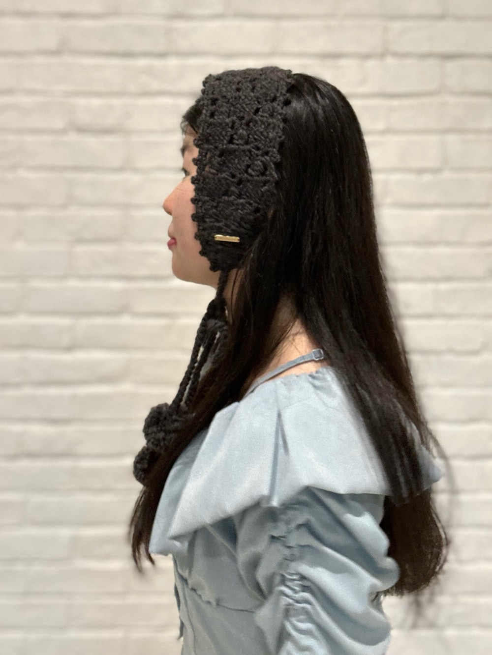 ブルー系のシャツ/ブラウス、グレー系のその他パンツ、ブラック系のローファーを着用したレディースの秋コーディネートの3枚目の写真