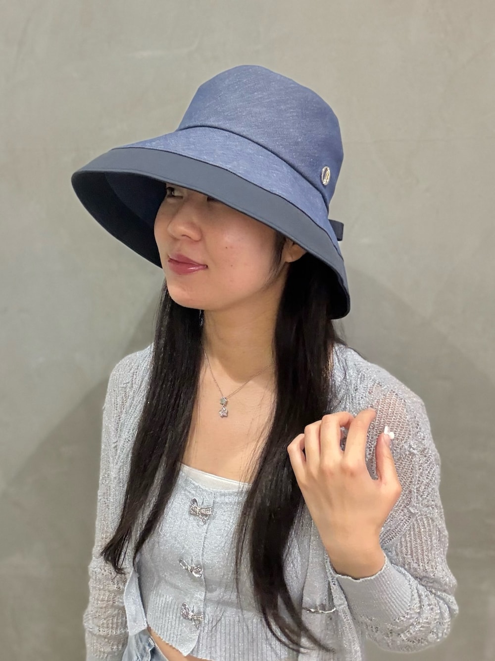 ブルー系のカーディガン/ボレロ、ブルー系のベスト、ブルー系のデニムパンツを着用したレディースの夏コーディネートの2枚目の写真