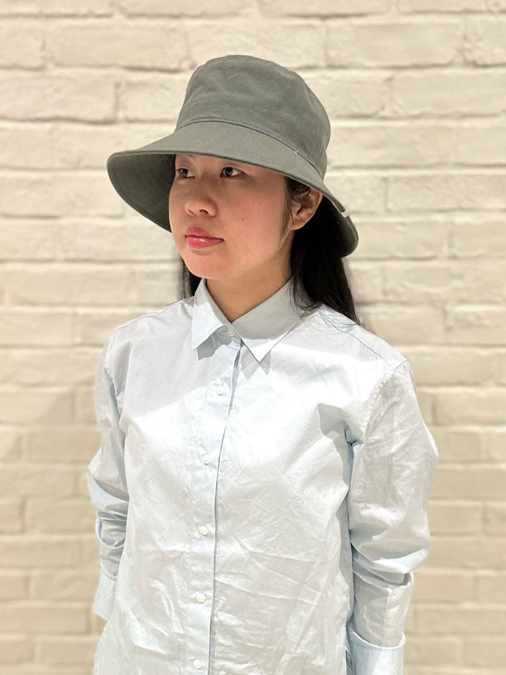 ブルー系のシャツ/ブラウス、ブルー系のデニムパンツ、ブラック系のローファーを着用したレディースの冬コーディネートの5枚目の写真