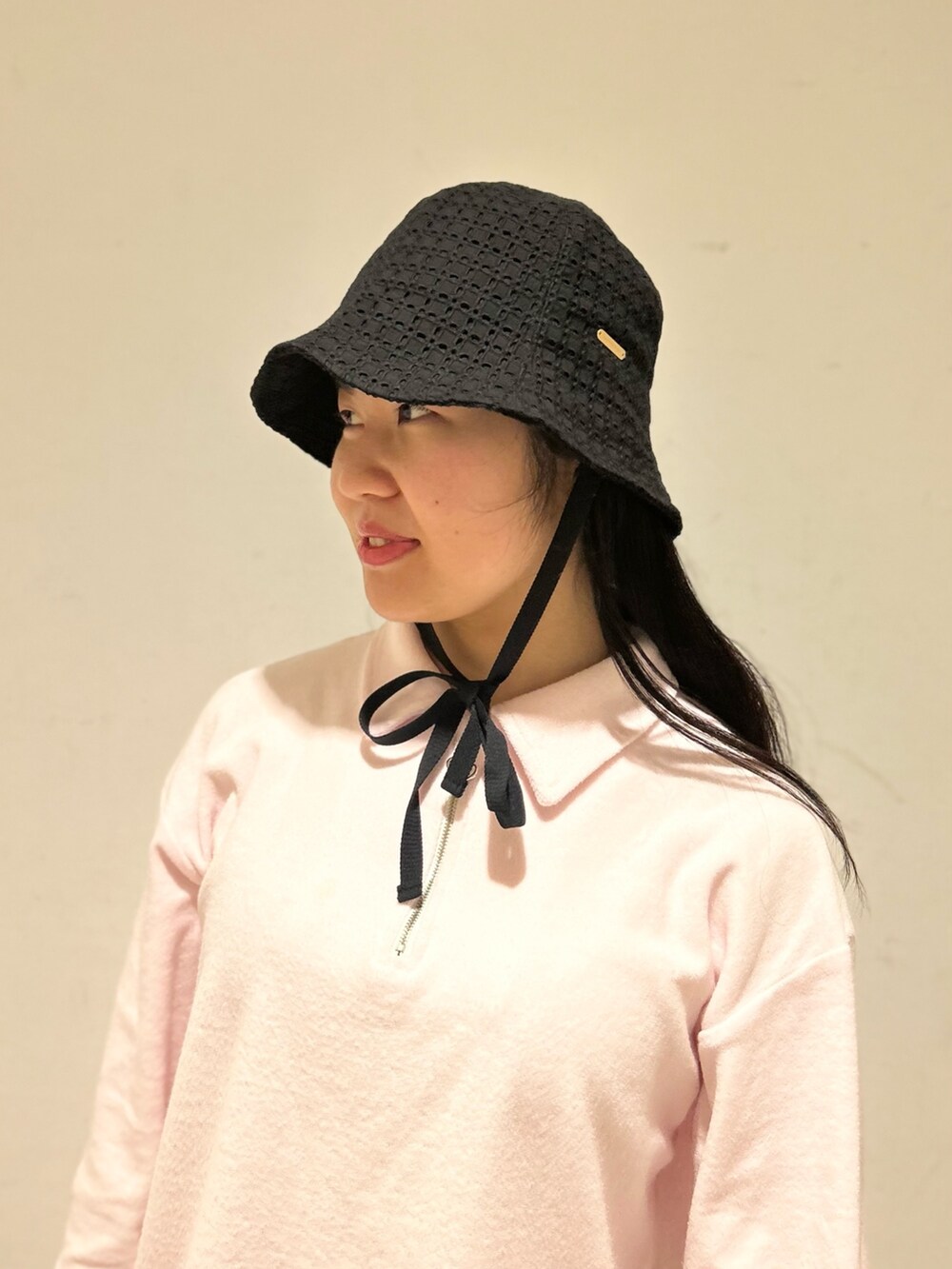 ピンク系のスウェット、ブルー系のデニムパンツ、ホワイト系のスニーカーを着用したレディースの春コーディネートの3枚目の写真