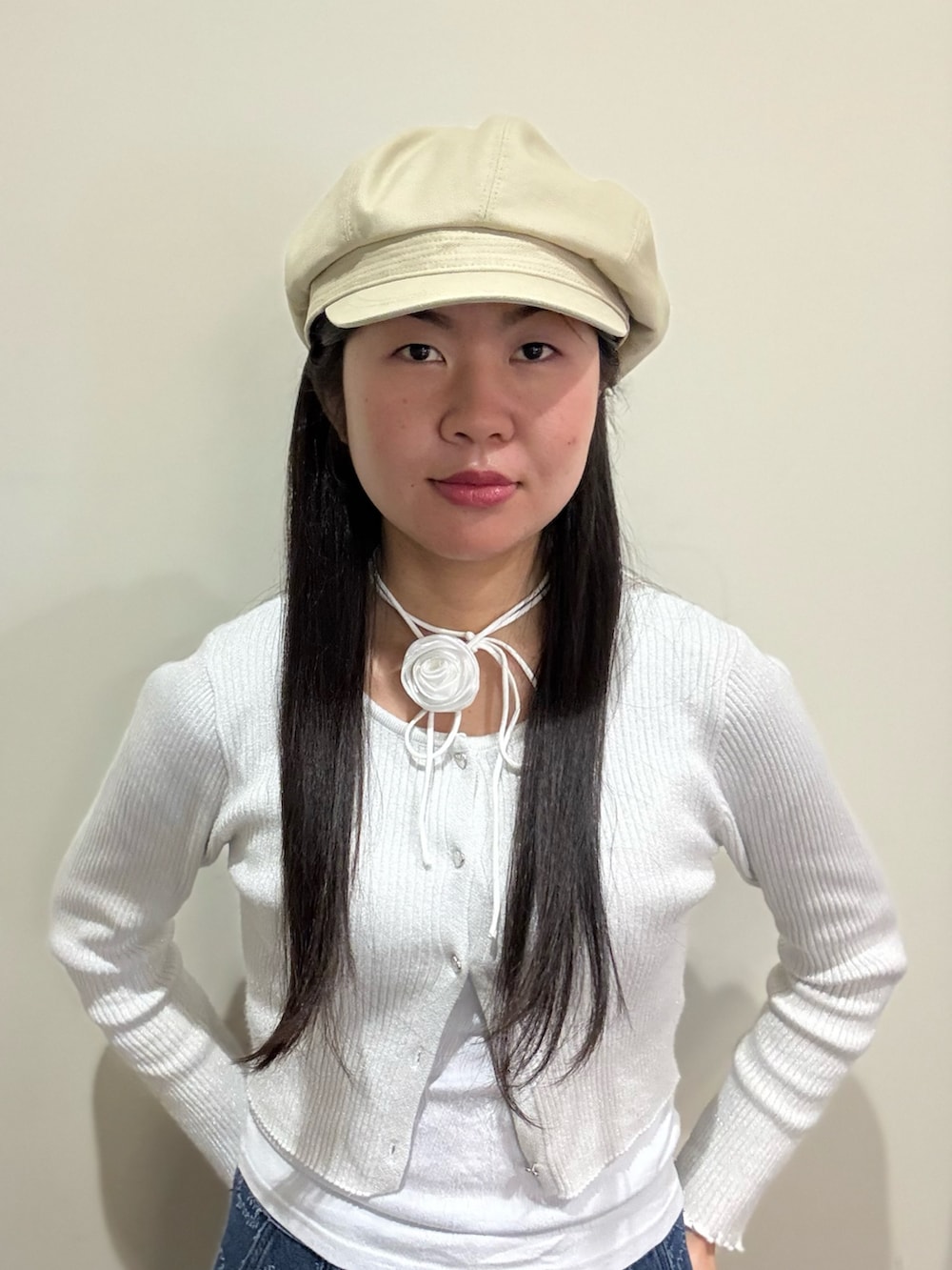「ガーリー、ガーリーコーデ、カジュアル、カジュアルガーリー、y2k、春コーデ、春夏コーデ、キャスケット、カーディガン、ジャガード、デニム、デニムパンツ、スニーカー、スニーカーコーデ、骨格ストレート」｜「OVERRIDEのOVERRIDE  OGC TWILL 8P CASQUETTE SG / オーバーライド（キャスケット、ベージュ系）」を使った、.*Shiori*.さん（レディース・163cm）の春コーディネートの2枚目の写真