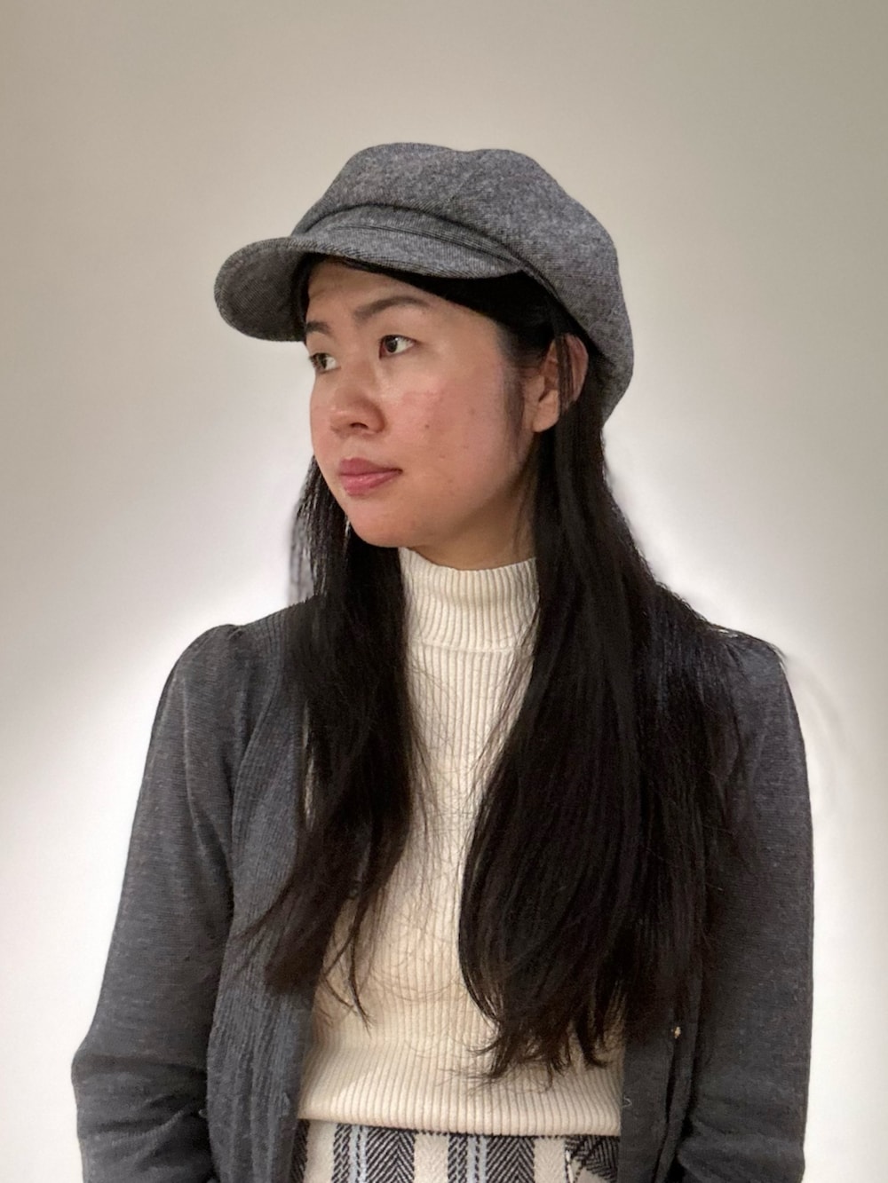 「フェミニン、大人ガーリー、スカートスタイル、秋冬コーデ、秋コーデ、冬コーデ、ツイード、グレー、お出かけコーデ、モノトーン、ブーツ、ロングスカート、カーディガン、古着MIX、キャスケット」|「OVERRIDEのOVERRIDE REW TWEED CASQUETTE / オーバーライド(キャスケット、ホワイト系)」を使った、.*Shiori*.さん(レディース・163cm)の冬コーディネートの2枚目の写真