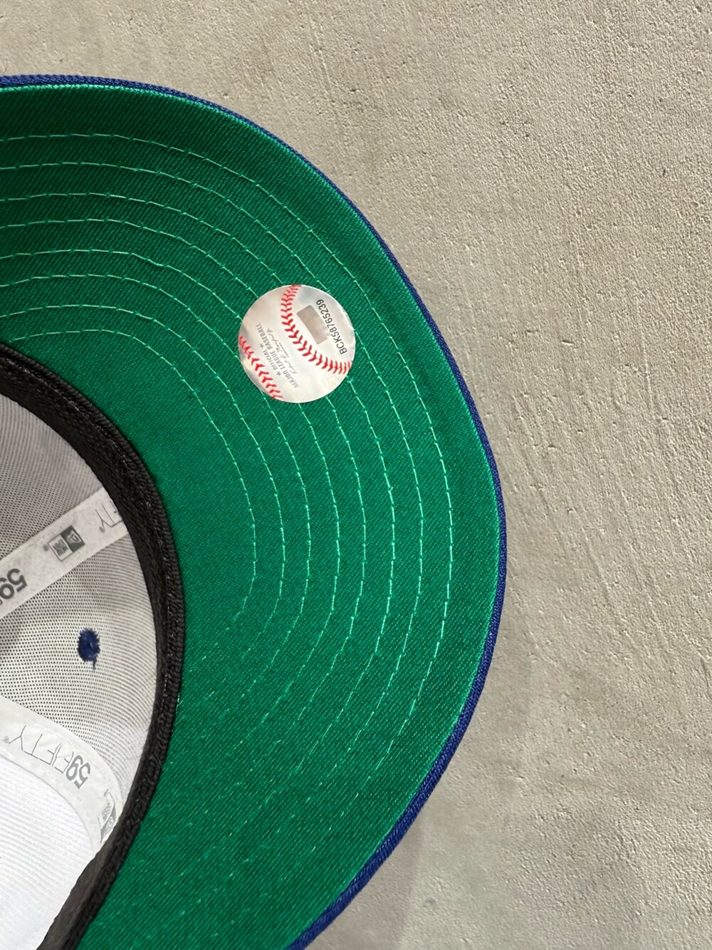 ホワイト系のTシャツ/カットソー、ブルー系のタンクトップ、ブルー系のスカートを着用したレディースの夏コーディネートの7枚目の写真