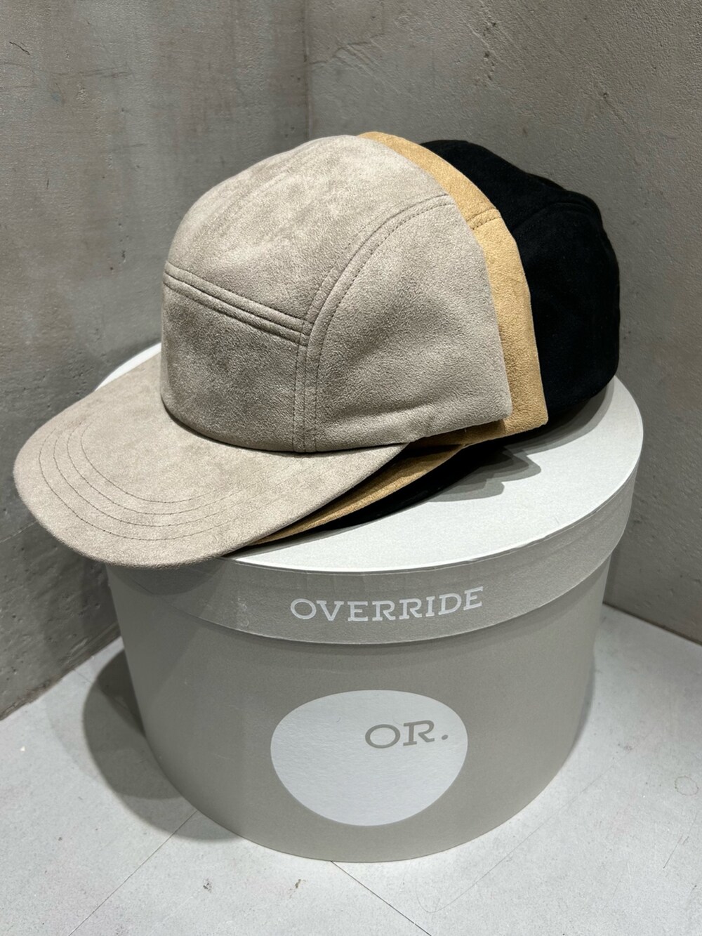 ブルー系のダウンジャケット/コート、ブルー系のTシャツ/カットソー、ブルー系のデニムパンツを着用したレディースの冬コーディネートの7枚目の写真