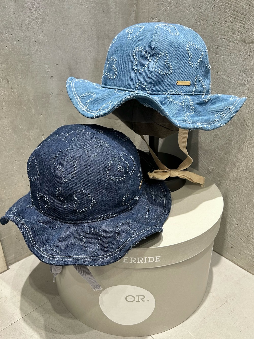 ピンク系のスウェット、ブルー系のデニムパンツ、グレー系のスニーカーを着用したレディースの春コーディネートの6枚目の写真